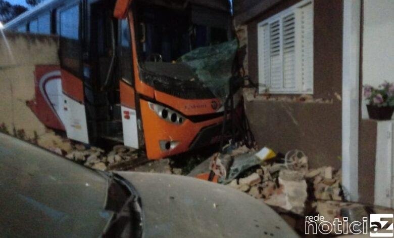 Ônibus sem freio invade casa