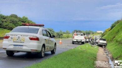 Um motorista perdeu a direção do carro e bateu violentamente na traseira de uma carreta na rodovia Dos Bandeirantes, sentido interior, perto do Hopi Hari.