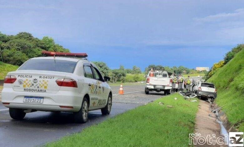 Um motorista perdeu a direção do carro e bateu violentamente na traseira de uma carreta na rodovia Dos Bandeirantes, sentido interior, perto do Hopi Hari.