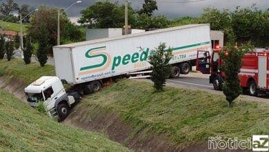 Carreta cai em córrego de Vinhedo