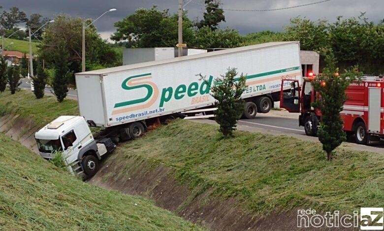 Carreta cai em córrego de Vinhedo