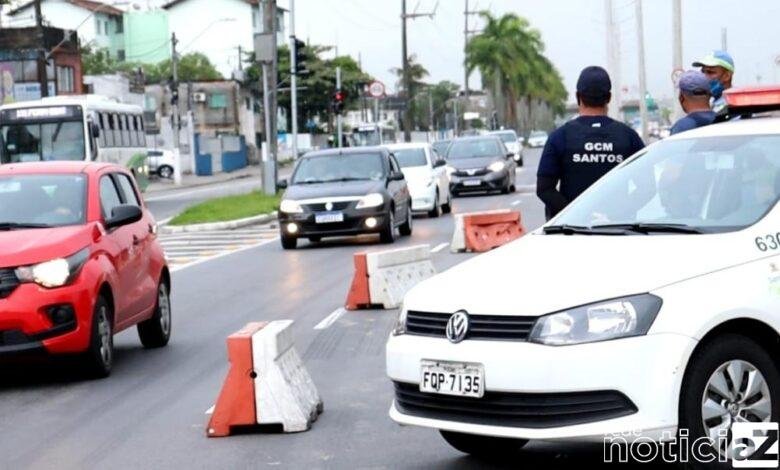 Barreira sanitária bloqueia 13 vans e ônibus na entrada de Santos