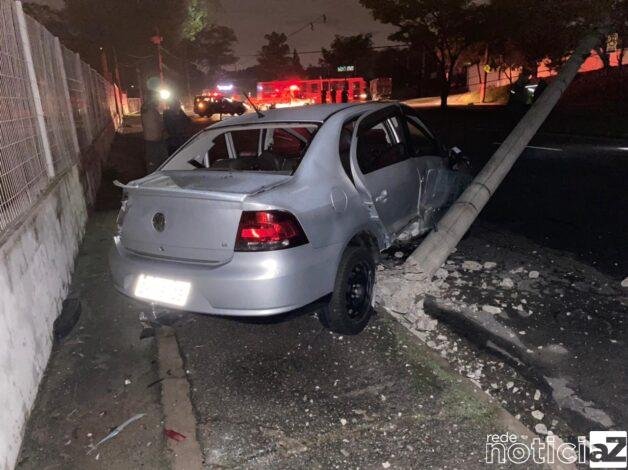 Carro bate em poste na avenida dos imigrantes em Jundiaí