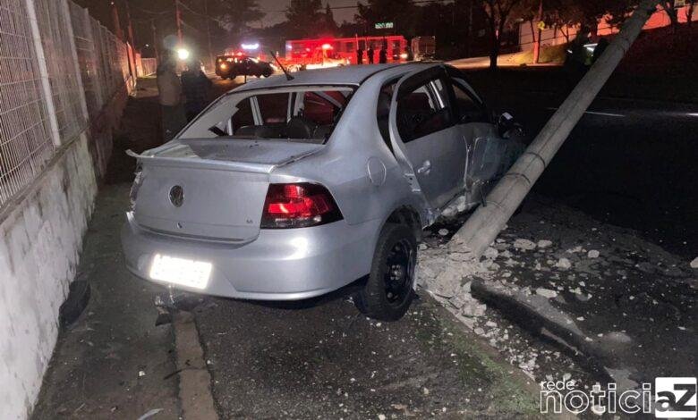 Carro bate em poste na avenida dos imigrantes em Jundiaí