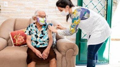 Mulheres centenárias recebem a vacina contra o coronavírus