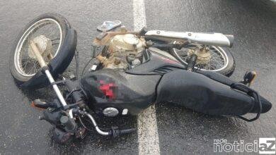Motociclista bate em poste e morre