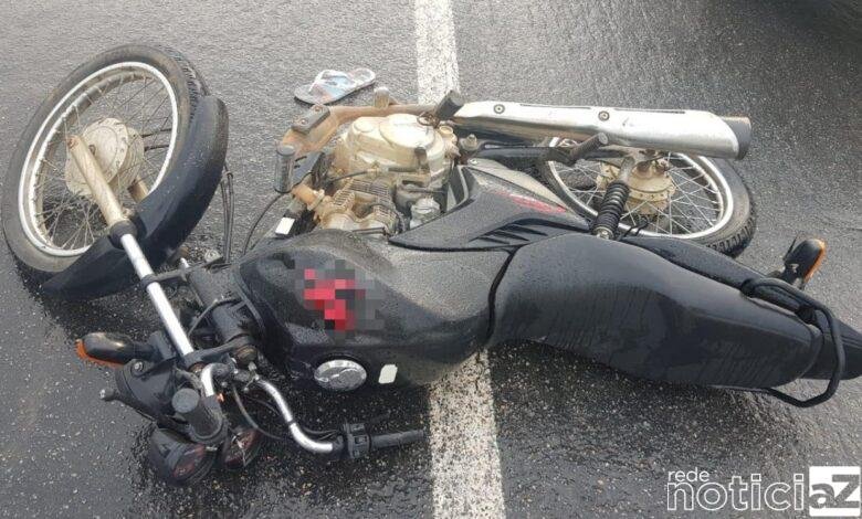 Motociclista bate em poste e morre