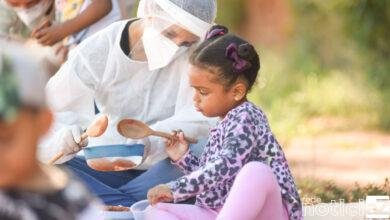 Crianças brincam e exploram novos materiais em campo de futebol