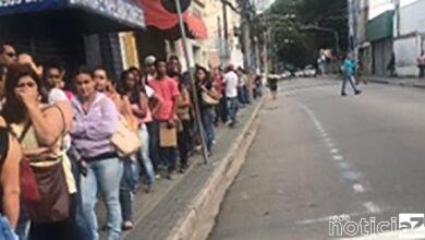 Em busca de emprego, desempregados formam enorme fila