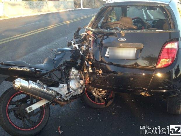 Moto bate na traseira de carro no Vianelo