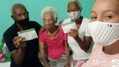 Mulher centenária é vacinada contra a COVID-19