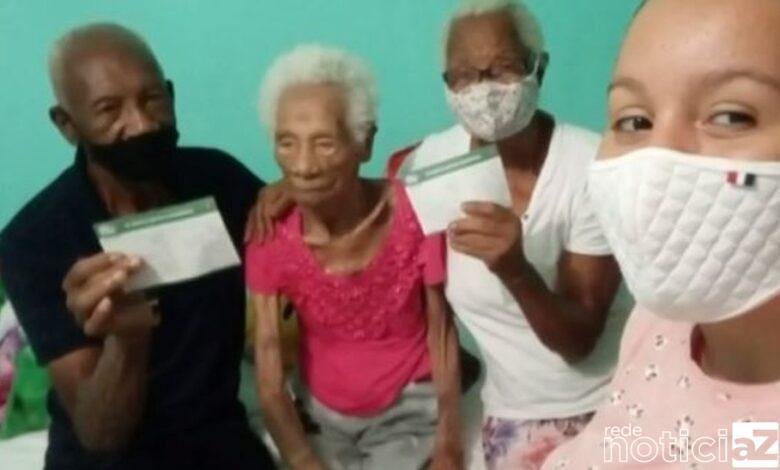 Mulher centenária é vacinada contra a COVID-19