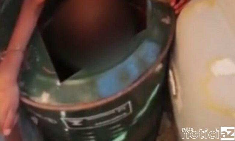 Pai deixa filho acorrentado dentro de um barril de ferro
