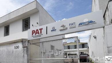 A ajudante de cozinha, Andreia dos Santos também está há dois anos desempregada. Avisada por uma colega, a moradora de Francisco Morato cadastrou o currículo no Portal. “Depois que cadastrei, foi bem rápido o processo. Me chamaram e eu vim aqui hoje para a entrevista presencial”, explica. Segundo gestor de Desenvolvimento Econômico, Ciência e Tecnologia, Cristiano Lopes, facilitar as coisas para o trabalhador é uma das funções do Poder Público. “Nós temos o compromisso ainda mais neste momento de pandemia de facilitar os caminhos para o trabalhador na busca de novos empregos. A integração das nossas ferramentas, como PAT e o Portal da Empregabilidade, facilita e incentiva as empresas a utilizar nossos meios para novas contratações”, explica. Entrevista são realizadas com horário agendado e todos os cuidados sanitários Todo o processo seletivo realizado no PAT segue todos os protocolos sanitários. “Tudo está sendo feito com responsabilidade e seguindo todos os protocolos sanitários. As entrevistas são agendadas para evitar aglomeração e são feitas com distanciamento social. Disponibilizamos três salas para isso para tudo acontecer com segurança. O PAT tem um papel facilitador e nossa estrutura é um atrativo para as empresas”, disse Brasílio Antônio, coordenador do PAT. A analista de Recursos Humanos da Sodexo, Lauriete Amorim, elogiou a agilidade do processo feito em Jundiaí. “O Portal da Empregabilidade torna nosso serviço muito mais rápido e prático. Não vi isso em outra cidade nenhuma. O que duraria dois dias para eu fazer em outra cidade com a seleção dos currículos, eu consegui fazer tudo no mesmo dia aqui. Nosso processo seletivo foi bem mais rápido com o suporte do Portal da Empregabilidade e do PAT”, explica. A empresa que quiser utilizar o PAT para realizar processo seletivo pode mandar email para pat@jundiai.sp.gov.br ou ligar no 4521-1270. Em decorrência da pandemia, o PAT continua o atendimento exclusivo ao trabalhador pela internet, através do Portal da Empregabilidade, onde o interessado encontra de forma fácil todas as informações sobre as vagas disponíveis, as empresas e os números de vagas disponíveis para cada registro, além de um ícone com mais detalhes. Ao interessado, basta clicar em “candidatar-se”. O Portal da Empregabilidade também conta com vagas específicas para pessoas com deficiência e seus dados são alterados o dia todo.