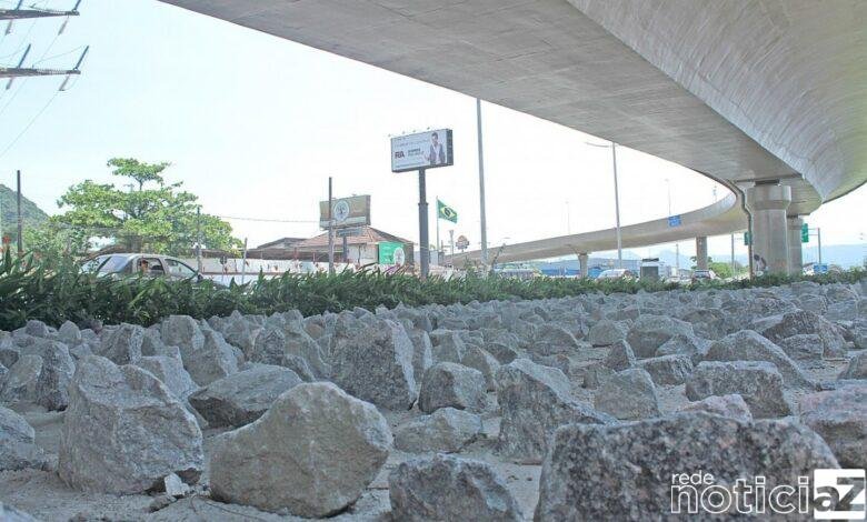Assim como em São Paulo, Santos coloca pedras embaixo de viaduto