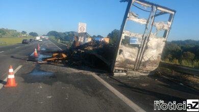 Carreta sofre incêndio na Bandeirantes