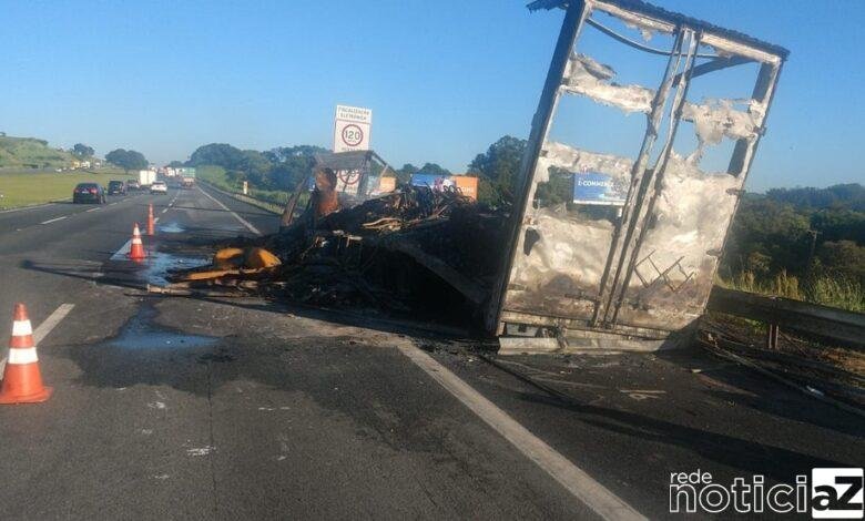 Carreta sofre incêndio na Bandeirantes