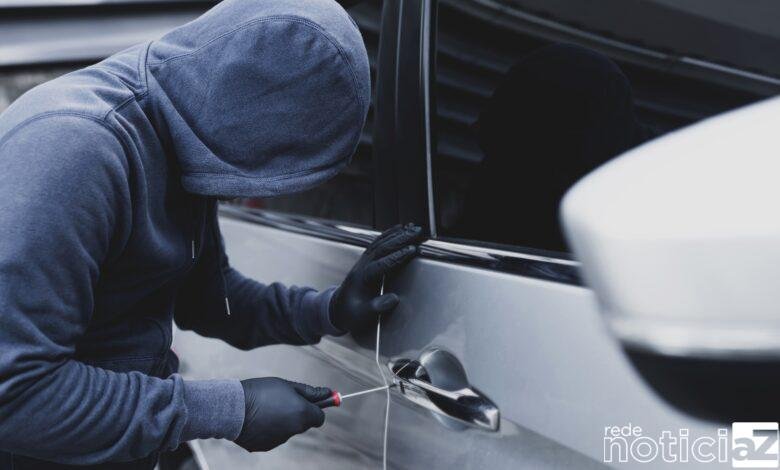 Ao longo de duas décadas, 2020 foi o ano com o menor número de roubos e furtos de veículos em Jundiaí, com 718 casos. Os dados, computados a partir de 2001, são da Secretaria de Segurança Pública do Estado de São Paulo (SSP-SP) e mostram queda substancial nesses dois tipos de crimes a partir de 2017, quando a cidade registrou 997 casos frente aos 1.410 em 2016. Na comparação com 2009, ano em que o número desses crimes foi o mais alto no período destacado (2.866), a queda em 2020 chega a 74% em roubos e furtos de veículos. Tabela com números de furtos e roubos de veículos em Jundiaí Segundo a gestora de Segurança Municipal, Carla Basson, três pontos ajudam a entender os resultados positivos nos últimos anos em Jundiaí: a integração entre as forças de Segurança, como Guarda Municipal, Polícias Militar e Civil; o uso da tecnologia, como a implantação das câmeras de monitoramento em pontos estratégicos da cidade; e a inteligência na segurança pública municipal, com o uso de dados colhidos. “Dessa forma, usando a inteligência e a informação, podemos fazer ações onde elas realmente precisam acontecer”, destaca a gestora. “As câmeras de monitoramento foram colocadas em locais previamente estudados”, explica o prefeito Luiz Fernando Machado. “Jundiaí investiu em um cinturão de fibra ótica de 380 quilômetros, e isso nos possibilita ainda a instalação de mais câmeras para reforço da segurança.” Na Guarda Municipal, houve aumento de efetivo e investimento em equipamentos e viaturas. “Utilizando esses meios e otimizando os esforços, nós vemos o bom resultado, com Jundiaí inclusive em destaque nacional”, completa o prefeito. Comparação 2020/2019 Na comparação com o ano de 2019, os crimes de roubo e furto de veículos tiveram queda de 30% em Jundiaí em 2020. Ao todo, foram 718 furtos e roubos de veículos no ano passado contra 1.033 do ano anterior. Separados, os dois tipos de crimes também mostram queda substancial – 648 furtos de veículos em 2019 perante 434 em 2020 (33% a menos); 385 roubos de veículos em 2019 perante 284 em 2020 (26% a menos). A queda nos números nessa modalidade de crime pode ser observada em todas as regiões dos sete distritos policiais da cidade.