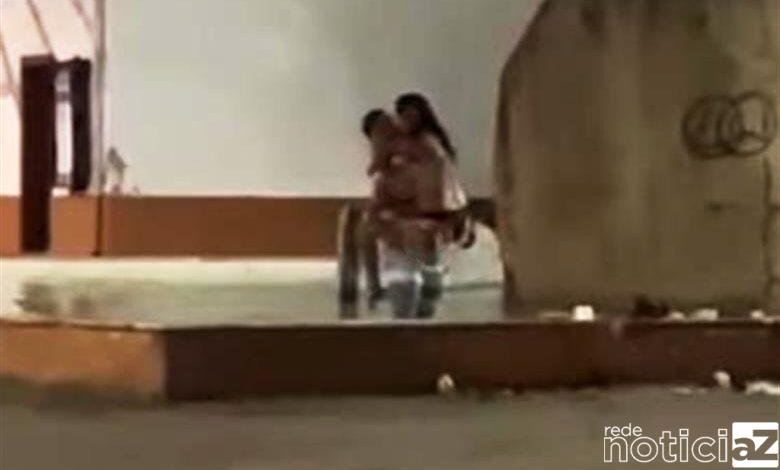 Casal não resistiu e pratica sexo no meio da praça