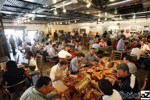 Restaurante inaugurado tem aglomeração