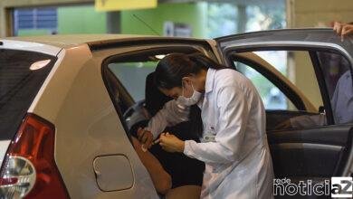 Idosos são vacinados contra a COVID-19 no Parque da Uva