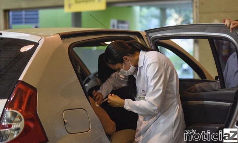 Idosos são vacinados contra a COVID-19 no Parque da Uva