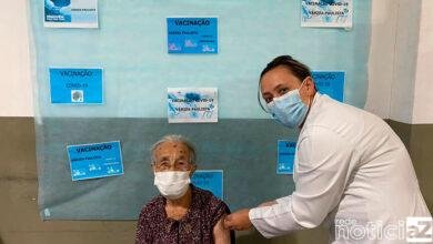 Mulher centenária é vacinada contra a COVID-19