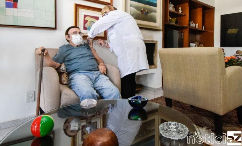 Público alvo +90 acamado e com restrição de mobilidade é vacinado