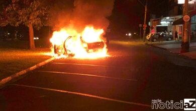 Homem não se conforma com bar fechado e incendia veículos