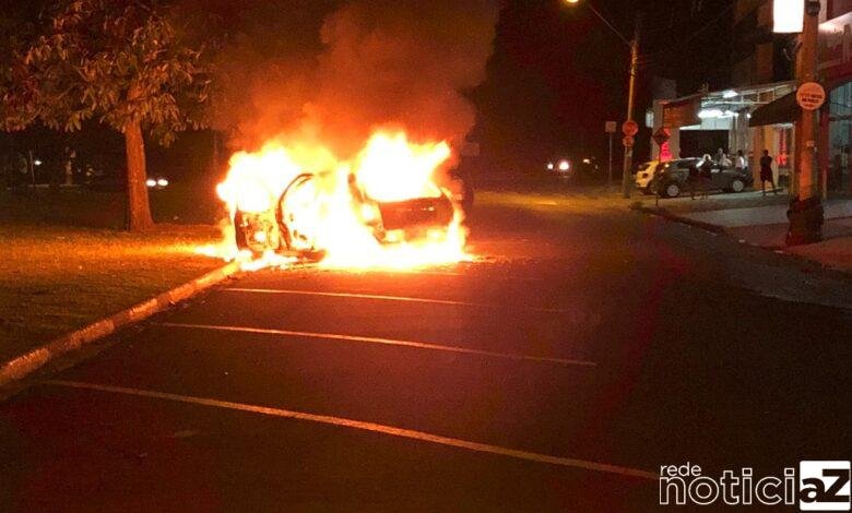 Homem não se conforma com bar fechado e incendia veículos