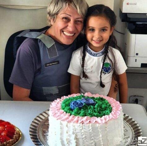 Policial ganha festa de aniversário de uma menina