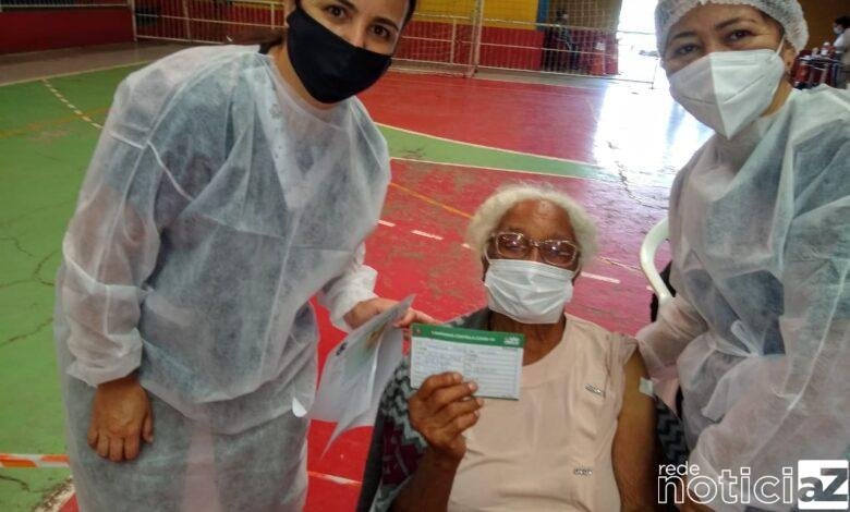 Idosos começam a ser imunizados em Campo Limpo