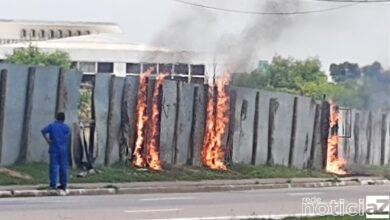 Terreno atrás de indústria pega fogo