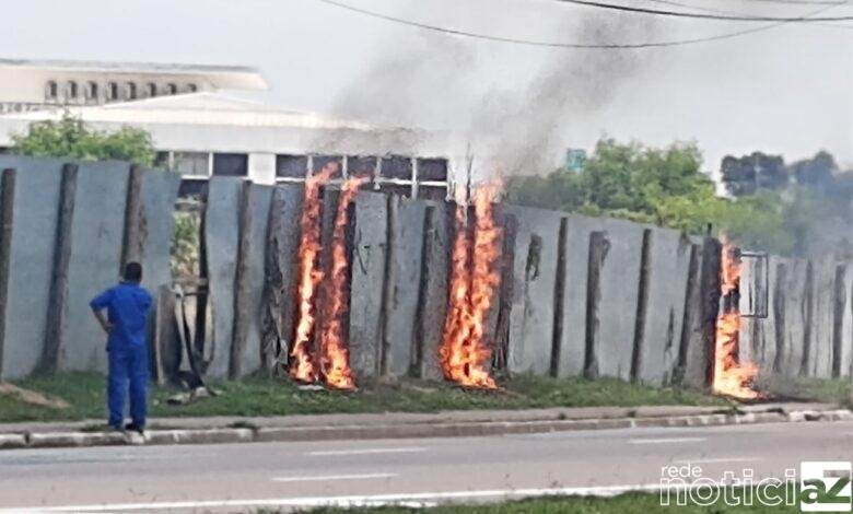 Terreno atrás de indústria pega fogo