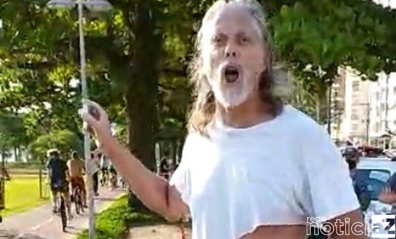Homem grita contra guardas e policiais na orla de Santos