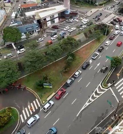 Carreata e buzinaço contra a fase vermelha em Jundiaí