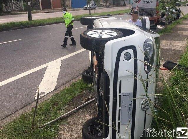 Motorista perde a direção e tomba o carro em Jundiaí