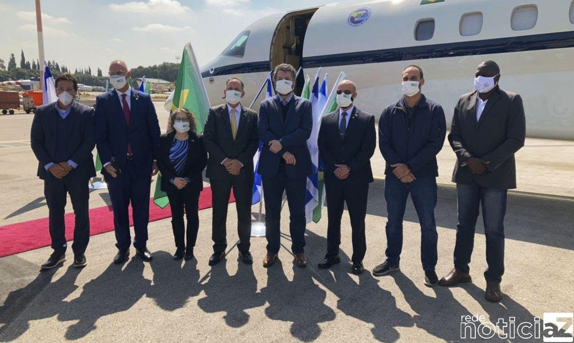 Comitiva do Brasil vai a Israel para firmar parcerias e usa máscara