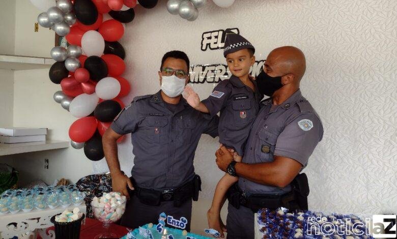 Menino ganha surpresa da Polícia Militar