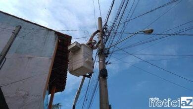 Carro bate em poste em rua de Jundiaí