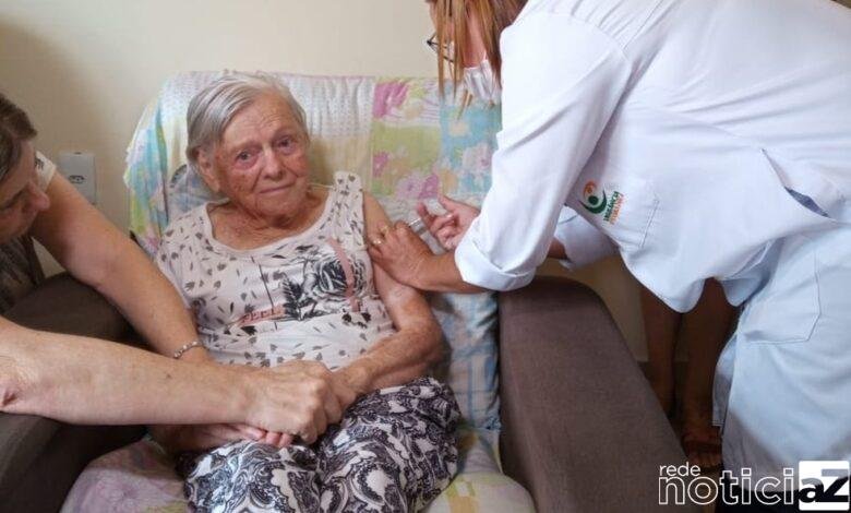 Mãe de Jair Bolsonaro é vacinada contra a COVID-19