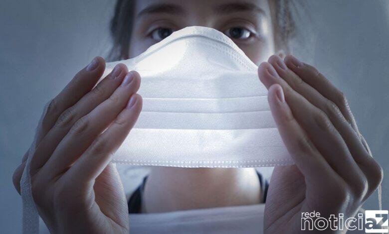 constatou que as máscaras de algodão, as mais comumente usadas pela população na prevenção da covid-19, têm eficiência de 20% a 60%. A pesquisa,