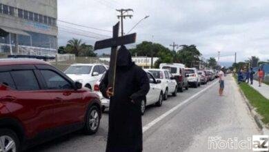 A 'morte' recebe os turistas em Bertioga