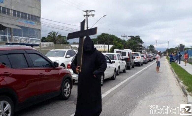 A 'morte' recebe os turistas em Bertioga