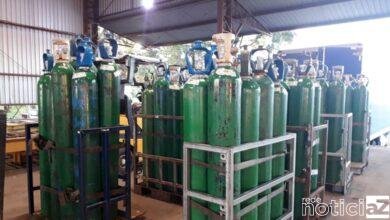 A Agência Nacional de Vigilância Sanitária (Anvisa) disponibilizou na internet informações sobre os níveis de produção, abastecimento e distribuição de oxigênio no Brasil. Os dados podem ser acessados em um painel específico. Segundo a agência, ainda faltam informações de empresas, o que inclusive dificulta visualizar uma totalização nacional. Os primeiros dados, relativos ao período de 13 a 17 de março, trazem um universo de 100 empresas atuando na produção de oxigênio. Do total fornecido, 71,7% eram de companhias privadas, 25,9% de instituições públicas e 2,46% de distribuidoras. São Paulo é o estado com o maior volume de fabricação de oxigênio no período analisado, com 7,3 milhões de metros cúbicos (m3), seguido por Minas Gerais (2,5 milhões de m3) e Rio de Janeiro (2 milhões de m3). Os estoques de produção mostrados no painel são pequenos. O estado com o maior estoque é o Amazonas: 1,17 milhão de m3. Quando considerado o envase do oxigênio em cilindros, São Paulo novamente é o primeiro do ranking, com 1,18 milhão de m3. Em seguida vêm Ceará (1 milhão de m3) e Minas Gerais (875 mil de m3). Assim como na fabricação, nos cilindros, o Amazonas detém o maior estoque, com 1,17 milhões de m3. Em comunicado oficial, a Anvisa explica que os dados sobre estoque devem ser observados de acordo com a capacidade de cada estado. “Eventuais dados de estoque zerados podem ocorrer devido à ausência de fornecimento de informações por parte das empresas ou por inexistência de empresas no estado. Assim, estados como o Acre, onde não existem empresas produtoras, não constarão no painel”, explica o informe. Plano nacional O Ministério da Saúde anunciou hoje (23) o Plano Oxigênio Brasil, com o intuito de dar auxílio a estados e municípios no abastecimento deste insumo. Segundo a pasta, os estados com mais dificuldade são Acre, Amapá, Ceará, Mato Grosso, Paraná, Rio Grande do Norte e Rondônia. De acordo com a pasta, já começaram a ser transportados cilindros e estruturas relacionadas à oferta de oxigênio de Manaus para outras localidades. Serão deslocados 120 concentradores para o Rio Grande do Norte e 200 para o Paraná. Também serão enviadas duas usinas de oxigênio para Santa Catarina, uma para o Acre e outra para Rondônia. Ainda conforme o Ministério da Saúde, foi feita requisição de envio a partir de São Paulo de 400 cilindros para Rondônia, 240 para o Acre, 160 para o Rio Grande do Norte, 100 para o Ceará e 100 para a Região Sul.