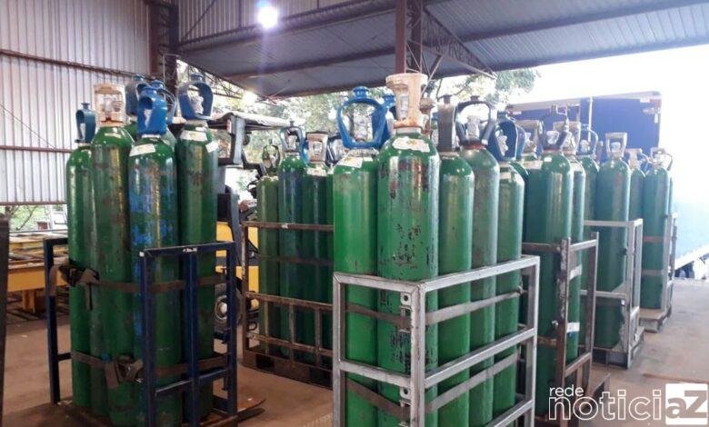 A Agência Nacional de Vigilância Sanitária (Anvisa) disponibilizou na internet informações sobre os níveis de produção, abastecimento e distribuição de oxigênio no Brasil. Os dados podem ser acessados em um painel específico. Segundo a agência, ainda faltam informações de empresas, o que inclusive dificulta visualizar uma totalização nacional. Os primeiros dados, relativos ao período de 13 a 17 de março, trazem um universo de 100 empresas atuando na produção de oxigênio. Do total fornecido, 71,7% eram de companhias privadas, 25,9% de instituições públicas e 2,46% de distribuidoras. São Paulo é o estado com o maior volume de fabricação de oxigênio no período analisado, com 7,3 milhões de metros cúbicos (m3), seguido por Minas Gerais (2,5 milhões de m3) e Rio de Janeiro (2 milhões de m3). Os estoques de produção mostrados no painel são pequenos. O estado com o maior estoque é o Amazonas: 1,17 milhão de m3. Quando considerado o envase do oxigênio em cilindros, São Paulo novamente é o primeiro do ranking, com 1,18 milhão de m3. Em seguida vêm Ceará (1 milhão de m3) e Minas Gerais (875 mil de m3). Assim como na fabricação, nos cilindros, o Amazonas detém o maior estoque, com 1,17 milhões de m3. Em comunicado oficial, a Anvisa explica que os dados sobre estoque devem ser observados de acordo com a capacidade de cada estado. “Eventuais dados de estoque zerados podem ocorrer devido à ausência de fornecimento de informações por parte das empresas ou por inexistência de empresas no estado. Assim, estados como o Acre, onde não existem empresas produtoras, não constarão no painel”, explica o informe. Plano nacional O Ministério da Saúde anunciou hoje (23) o Plano Oxigênio Brasil, com o intuito de dar auxílio a estados e municípios no abastecimento deste insumo. Segundo a pasta, os estados com mais dificuldade são Acre, Amapá, Ceará, Mato Grosso, Paraná, Rio Grande do Norte e Rondônia. De acordo com a pasta, já começaram a ser transportados cilindros e estruturas relacionadas à oferta de oxigênio de Manaus para outras localidades. Serão deslocados 120 concentradores para o Rio Grande do Norte e 200 para o Paraná. Também serão enviadas duas usinas de oxigênio para Santa Catarina, uma para o Acre e outra para Rondônia. Ainda conforme o Ministério da Saúde, foi feita requisição de envio a partir de São Paulo de 400 cilindros para Rondônia, 240 para o Acre, 160 para o Rio Grande do Norte, 100 para o Ceará e 100 para a Região Sul.