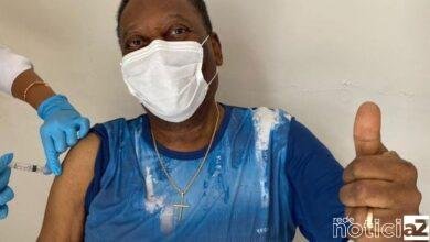 Pelé, 80 anos, é vacinado contra covid-19