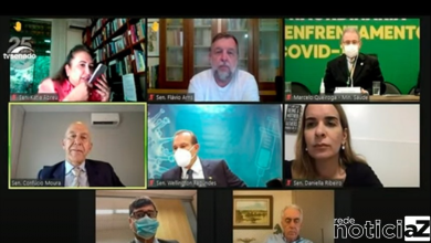 O ministro da Saúde, Marcelo Queiroga, defendeu hoje (29) o uso de máscaras e o distanciamento social por todos os brasileiros. Essas medidas são defendidas por cientistas e infectologistas desde o início da pandemia. Queiroga falou a senadores em audiência pública na comissão temporária criada para acompanhar as ações contra a covid-19. “Se todos os brasileiros usassem máscaras, teríamos efeito quase igual ao da vacinação. Então, usar máscara é uma obrigação de todos os brasileiros, [assim como] evitar aglomerações fúteis”, disse o ministro, em audiência pública na comissão temporária criada no Senado para acompanhar as ações contra a covid-19. Pouco depois, o ministro reforçou a defesa de ações não farmacológicas para conter a escalada do vírus no Brasil. “Do ponto de vista prático, para conseguirmos reduzir essa calamidade, precisamos investir nas medidas de redução de circulação do vírus. Evitar aglomerações, [promover o] distanciamento social, o uso das máscaras e, a critério de cada estado ou município, de acordo com a situação sanitária, aplicar medidas restritivas mais fortes.” Queiroga destacou a importância de uma campanha para evitar aglomerações na Semana Santa. “Nós temos que comunicar à sociedade, de maneira clara, que eles têm que colaborar com as autoridades sanitárias para que consigamos reduzir essa contaminação”. O ministro disse que conversou com um representante da Conferência Nacional dos Bispos do Brasil (CNBB) para alinhar uma campanha de conscientização dos cristãos sobre o uso de máscaras. A postura de Queiroga agradou aos senadores. Já havia uma demanda do Senado por uma postura mais alinhada às opiniões dos cientistas. “As suas palavras já demonstram o quanto você se diferencia e o quanto a gente precisava ouvir isso, diferentemente do que a gente vinha ouvindo por parte de outros ministros, de tudo aquilo que a gente tinha como expectativa”, disse Daniella Ribeiro (PP-PB). “Eu me senti contemplado com a postura, que esperamos ter do Ministério da Saúde. É a postura de um ministro da Saúde que coloca a ciência no altar necessário ao enfrentamento de uma pandemia. E isso é um bom presságio de que existe esperança de virarmos esse jogo”, afirmou Randolfe Rodrigues (Rede-AP). Vacinas Sobre a necessidade de aumentar o ritmo da vacinação no país, o ministro afirmou que o problema é para os próximos três meses, já que grande parte dos imunizantes encomendadas de laboratórios estrangeiros deve chegar no segundo semestre. Ele destacou, no entanto, que o ritmo da vacinação já aumentou, tendo chegado perto da meta de 1 milhão de pessoas imunizadas por dia. “Essa meta já está praticamente atingida, já superamos os 900 mil indivíduos imunizados por dia.” Queiroga disse contar com as vacinas produzidas pelo Instituto Butantan (CoronaVac) e pela Fiocruz (AstraZeneca) para cumprir o calendário. Ele ressaltou, porém, que ouviu do Butantan a informação sobre e atraso na distribuição dos ingredientes para produção dos imunizantes. Nesse caso, o ingrediente farmacêutico ativo (IFA) é importado da China. “Há uma guerra por vacina no mundo inteiro. Temos que ir lá, aonde as doses estão, e brigar por cada dose de vacina.” Para Queiroga, é “legítima” a intenção da iniciativa privada de comprar vacinas, seja para doar integralmente ao Programa Nacional de Imunização (PNI), seja para vacinar seus trabalhadores com uma parte e doar a outra parte. Ele foi cauteloso com essa possibilidade, ao lembrar a necessidade de “ajustes regulatórios”, mas mostrou-se aberto à ideia. “O Ministério da Saúde não vai colocar qualquer tipo de óbice para ampliar a vacinação.” Secretaria de combate à covid-19 O ministro da Saúde Ele reforçou ainda a intenção, já manifestada na semana passada, de criar a Secretaria Extraordinária de Enfrentamento à Pandemia de Covid-19, na qual se concentrariam os esforços do pasta voltados ao combate à doença. “E [para] a estrutura do ministério continuar trabalhando forte em toda a agenda que há dentro da saúde brasileira.” Queiroga também pediu o apoio dos senadores no combate à pandemia e se comparou a um jogador de futebol prestes a bater um pênalti decisivo em uma Copa do Mundo. “O que esse ministro precisa de vocês é do voto de confiança de cada um para que, juntos, essa nação, que se une em Copa do Mundo, se una no enfrentamento à pandemia, e a gente consiga, num curto espaço de tempo, vencer a pandemia, retomar as nossas atividades normais.”