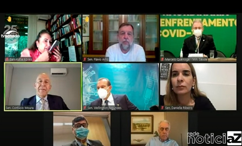 O ministro da Saúde, Marcelo Queiroga, defendeu hoje (29) o uso de máscaras e o distanciamento social por todos os brasileiros. Essas medidas são defendidas por cientistas e infectologistas desde o início da pandemia. Queiroga falou a senadores em audiência pública na comissão temporária criada para acompanhar as ações contra a covid-19. “Se todos os brasileiros usassem máscaras, teríamos efeito quase igual ao da vacinação. Então, usar máscara é uma obrigação de todos os brasileiros, [assim como] evitar aglomerações fúteis”, disse o ministro, em audiência pública na comissão temporária criada no Senado para acompanhar as ações contra a covid-19. Pouco depois, o ministro reforçou a defesa de ações não farmacológicas para conter a escalada do vírus no Brasil. “Do ponto de vista prático, para conseguirmos reduzir essa calamidade, precisamos investir nas medidas de redução de circulação do vírus. Evitar aglomerações, [promover o] distanciamento social, o uso das máscaras e, a critério de cada estado ou município, de acordo com a situação sanitária, aplicar medidas restritivas mais fortes.” Queiroga destacou a importância de uma campanha para evitar aglomerações na Semana Santa. “Nós temos que comunicar à sociedade, de maneira clara, que eles têm que colaborar com as autoridades sanitárias para que consigamos reduzir essa contaminação”. O ministro disse que conversou com um representante da Conferência Nacional dos Bispos do Brasil (CNBB) para alinhar uma campanha de conscientização dos cristãos sobre o uso de máscaras. A postura de Queiroga agradou aos senadores. Já havia uma demanda do Senado por uma postura mais alinhada às opiniões dos cientistas. “As suas palavras já demonstram o quanto você se diferencia e o quanto a gente precisava ouvir isso, diferentemente do que a gente vinha ouvindo por parte de outros ministros, de tudo aquilo que a gente tinha como expectativa”, disse Daniella Ribeiro (PP-PB). “Eu me senti contemplado com a postura, que esperamos ter do Ministério da Saúde. É a postura de um ministro da Saúde que coloca a ciência no altar necessário ao enfrentamento de uma pandemia. E isso é um bom presságio de que existe esperança de virarmos esse jogo”, afirmou Randolfe Rodrigues (Rede-AP). Vacinas Sobre a necessidade de aumentar o ritmo da vacinação no país, o ministro afirmou que o problema é para os próximos três meses, já que grande parte dos imunizantes encomendadas de laboratórios estrangeiros deve chegar no segundo semestre. Ele destacou, no entanto, que o ritmo da vacinação já aumentou, tendo chegado perto da meta de 1 milhão de pessoas imunizadas por dia. “Essa meta já está praticamente atingida, já superamos os 900 mil indivíduos imunizados por dia.” Queiroga disse contar com as vacinas produzidas pelo Instituto Butantan (CoronaVac) e pela Fiocruz (AstraZeneca) para cumprir o calendário. Ele ressaltou, porém, que ouviu do Butantan a informação sobre e atraso na distribuição dos ingredientes para produção dos imunizantes. Nesse caso, o ingrediente farmacêutico ativo (IFA) é importado da China. “Há uma guerra por vacina no mundo inteiro. Temos que ir lá, aonde as doses estão, e brigar por cada dose de vacina.” Para Queiroga, é “legítima” a intenção da iniciativa privada de comprar vacinas, seja para doar integralmente ao Programa Nacional de Imunização (PNI), seja para vacinar seus trabalhadores com uma parte e doar a outra parte. Ele foi cauteloso com essa possibilidade, ao lembrar a necessidade de “ajustes regulatórios”, mas mostrou-se aberto à ideia. “O Ministério da Saúde não vai colocar qualquer tipo de óbice para ampliar a vacinação.” Secretaria de combate à covid-19 O ministro da Saúde Ele reforçou ainda a intenção, já manifestada na semana passada, de criar a Secretaria Extraordinária de Enfrentamento à Pandemia de Covid-19, na qual se concentrariam os esforços do pasta voltados ao combate à doença. “E [para] a estrutura do ministério continuar trabalhando forte em toda a agenda que há dentro da saúde brasileira.” Queiroga também pediu o apoio dos senadores no combate à pandemia e se comparou a um jogador de futebol prestes a bater um pênalti decisivo em uma Copa do Mundo. “O que esse ministro precisa de vocês é do voto de confiança de cada um para que, juntos, essa nação, que se une em Copa do Mundo, se una no enfrentamento à pandemia, e a gente consiga, num curto espaço de tempo, vencer a pandemia, retomar as nossas atividades normais.”