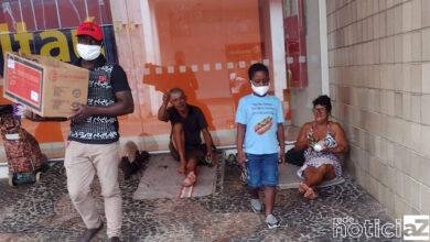 Menino celebra aniversário dando presentes a moradores de rua